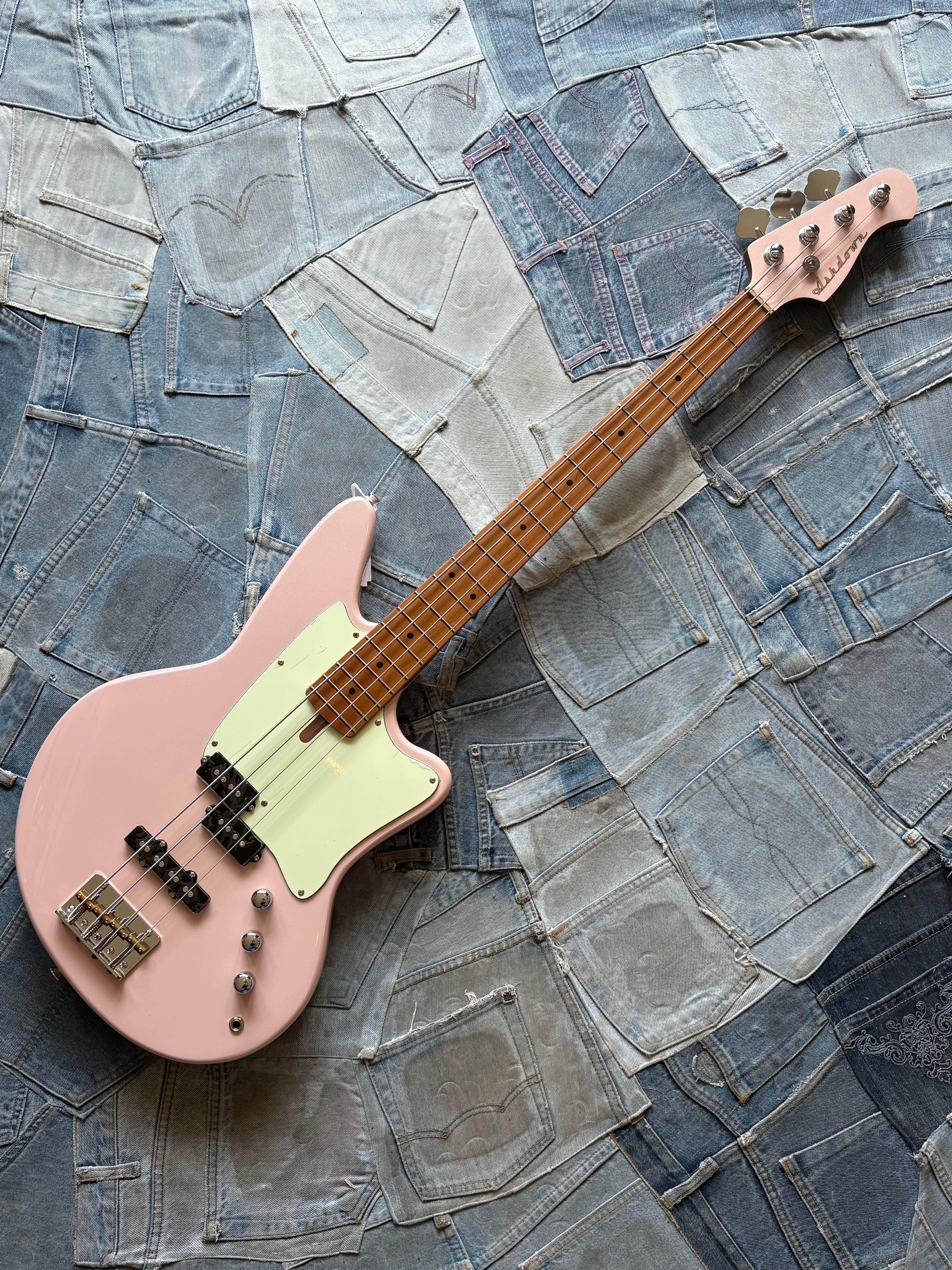 Ashdown Roasted Saint Shell Pink – Rusty's Cool Guitars