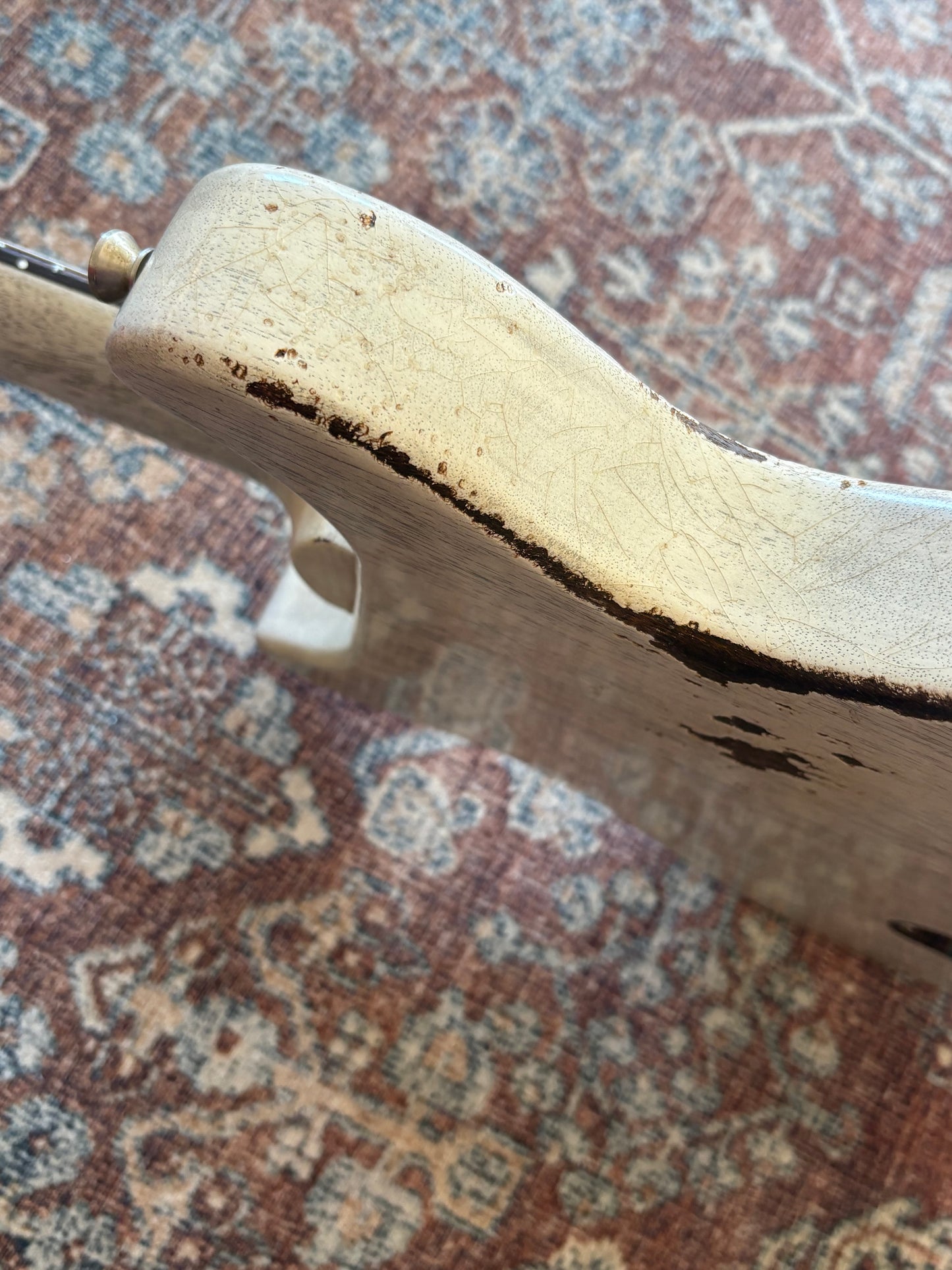 Rock N Roll Relics Thunders TV White