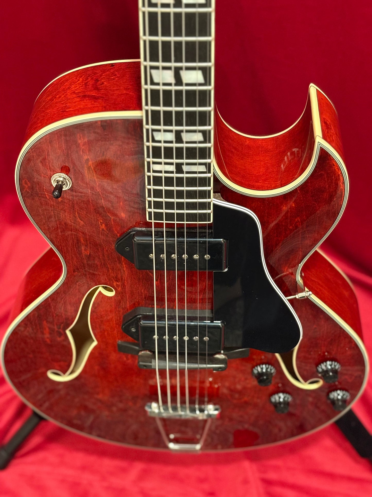 Eastman AR372CE-P90 Electric Guitar